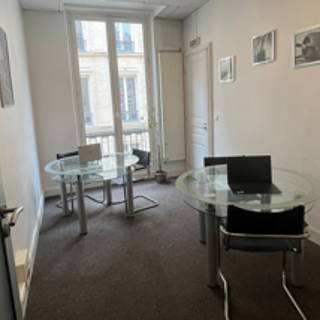 Bureau privé 12 m² 3 postes Location bureau Rue de la Pépinière Paris 75008 - photo 1